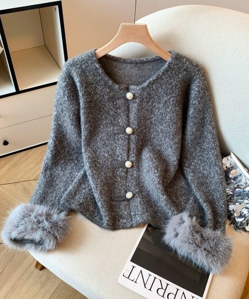 Sibra（シブラ）の「パールボタンファー袖モヘア風ジャケット（ノーカラージャケット・レディース・グレー/ホワイト・M）」の14枚目の写真