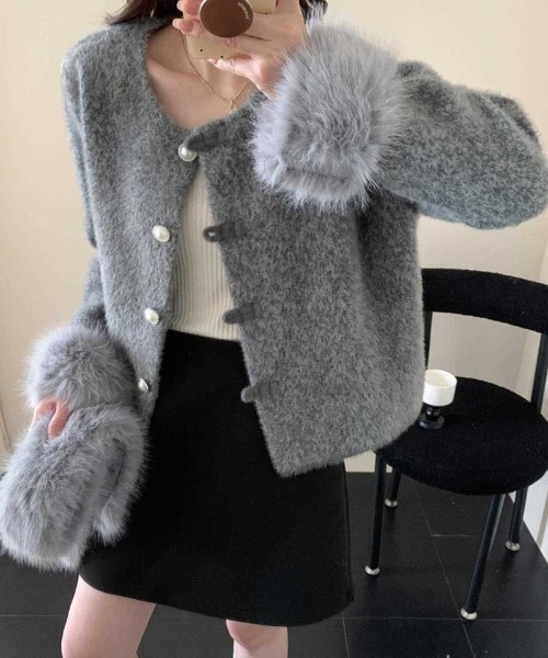 Sibra（シブラ）の「パールボタンファー袖モヘア風ジャケット（ノーカラージャケット・レディース・グレー/ホワイト・M）」の11枚目の写真