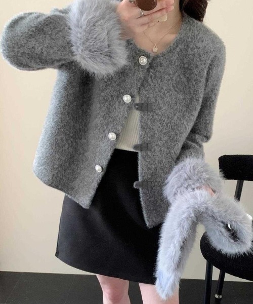 Sibra（シブラ）の「パールボタンファー袖モヘア風ジャケット（ノーカラージャケット・レディース・グレー/ホワイト・M）」の12枚目の写真