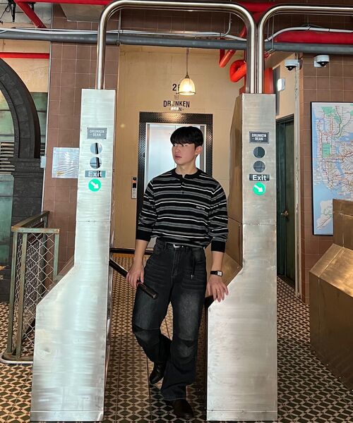 WMC(ダブリューエムシー)の「マルチストライプヘンリーネックニット_NAVY(ニット/セーター・メンズ・ネイビー・MEDIUM/LARGE/X-LARGE)」の2枚目の写真