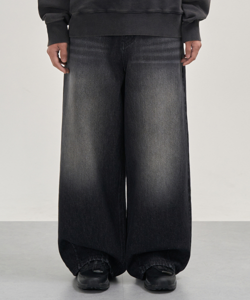 EXCONTAINER(エックスコンテナ)の「ウォッシュドワイドバルーンフィットデニムパンツ (WASHED BLACK)(デニムパンツ・メンズ・その他・LARGE/X-LARGE/SMALL/MEDIUM)」の1枚目の写真
