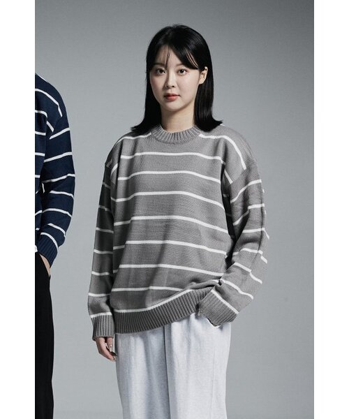 APOSTROPHE COMMA(アポストロフィコンマ)の「ポイントラベルストライプクルーネックオーバーニット(グレー)(ニット/セーター・レディース・その他・MEDIUM/LARGE)」の1枚目の写真