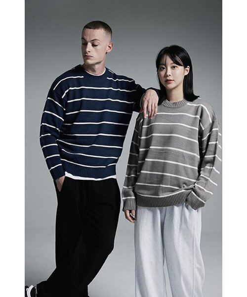 APOSTROPHE COMMA(アポストロフィコンマ)の「ポイントラベルストライプクルーネックオーバーニット(グレー)(ニット/セーター・レディース・その他・MEDIUM/LARGE)」の2枚目の写真