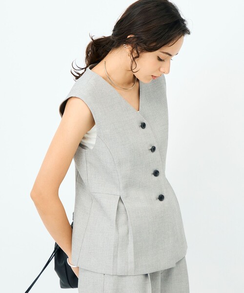 NOLLEY’S Sophi（ノーリーズソフィ）の「《セットアップ対応》ウォッシャブルドライシャークペプラムジレ（ベスト・レディース・グレイッシュベージュ/チャコールグレー・38）」の3枚目の写真