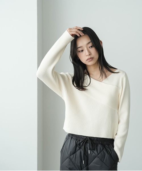 mili an deni(ミリアンデニ)の「アシメニットトップス(ニット/セーター・レディース・アッシュグレー/アイボリー/ブラック・M)」の4枚目の写真