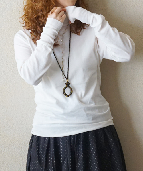 JOURNAL STANDARD LUXE(ジャーナルスタンダード ラックス)の「HGコットン タートルネックプルオーバー(ニット/セーター・レディース・ブラック/グレー/ホワイト/パープル・FREE)」の2枚目の写真