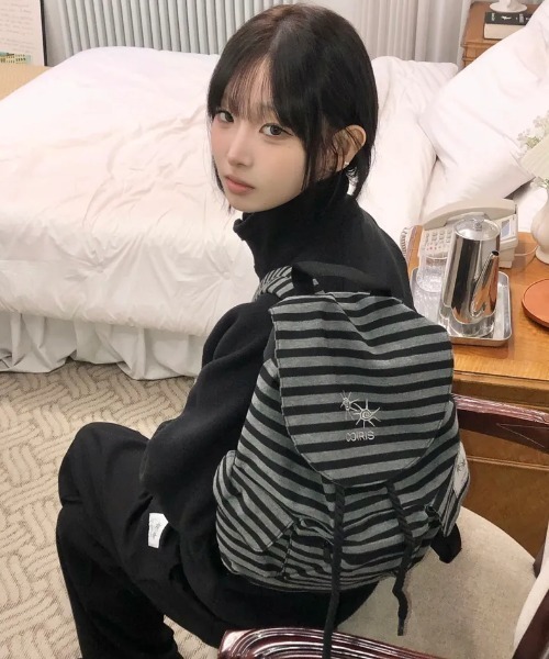 COIRIS_（コイリス）の「◇COIRIS◇ブランド直輸入正規品/バニアストライプバックパック BANIA STRIPE BACK PACK（バックパック/リュック・レディース・チャコール・FREE）」の2枚目の写真
