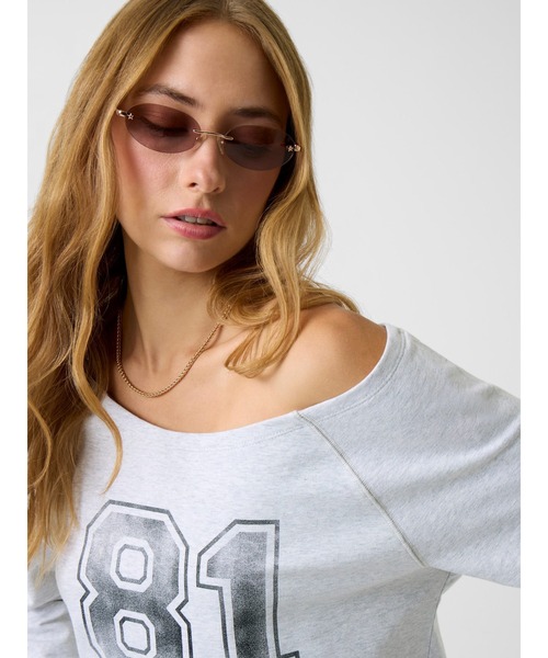 GUESS JEANS（ゲスジーンズ）の「GUESS JEANS Off Shoulder 81 Sweatshirt スウェット（スウェット・レディース・グレー・LARGE/MEDIUM/SMALL/X-SMALL）」の2枚目の写真