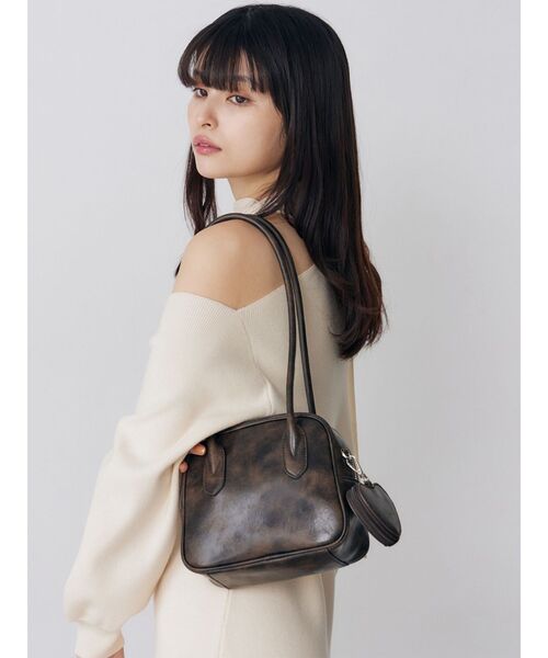 MURUA（ムルーア）の「ロングショルダースクエアボストンバッグ（ショルダーバッグ・レディース・ブラック/ブラウン・FREE）」の4枚目の写真