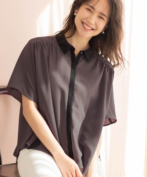SHOO・LA・RUE(シューラルー)の「バイカラードルマンブラウス(シャツ/ブラウス・レディース・アイボリー系4/サックスブルー系4/チャコール/レンガ・03/02)」の17枚目の写真