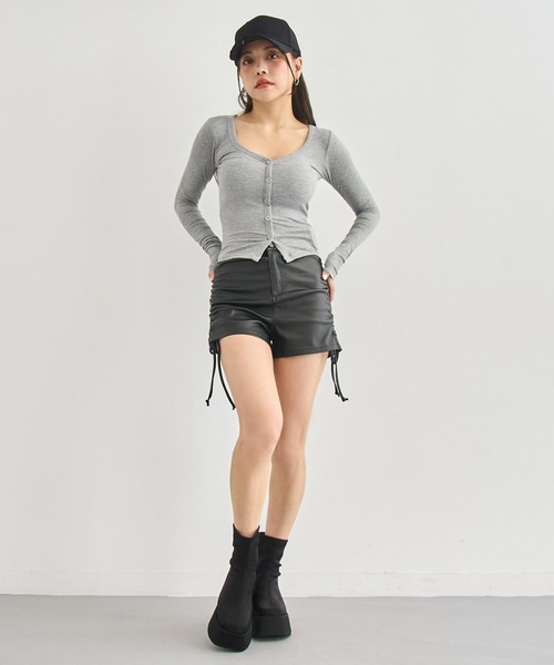ANAP（アナップ）の「ストレッチ サイドギャザー レザーショーパン（その他パンツ・レディース・ブラック・M）」の6枚目の写真