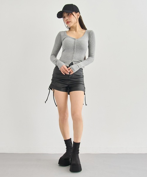 ANAP（アナップ）の「ストレッチ サイドギャザー レザーショーパン（その他パンツ・レディース・ブラック・M）」の7枚目の写真