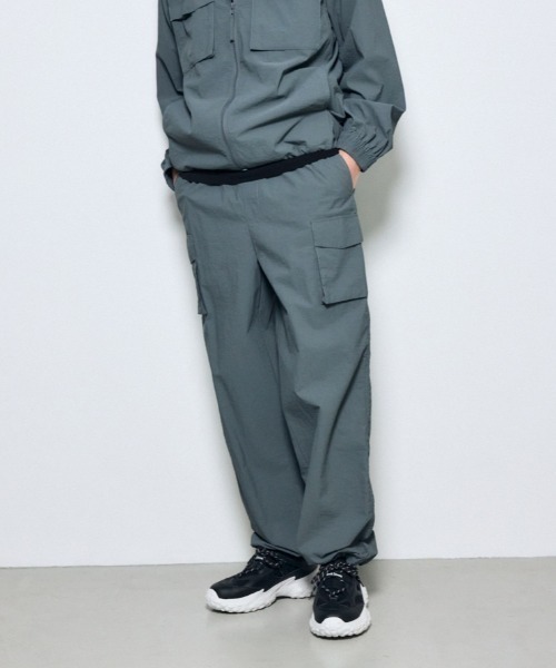 AZUL by moussy(アズールバイマウジー)の「トライファンクションカーゴパンツ(カーゴパンツ・メンズ・グレー/ブラック・SMALL/MEDIUM/LARGE)」の2枚目の写真
