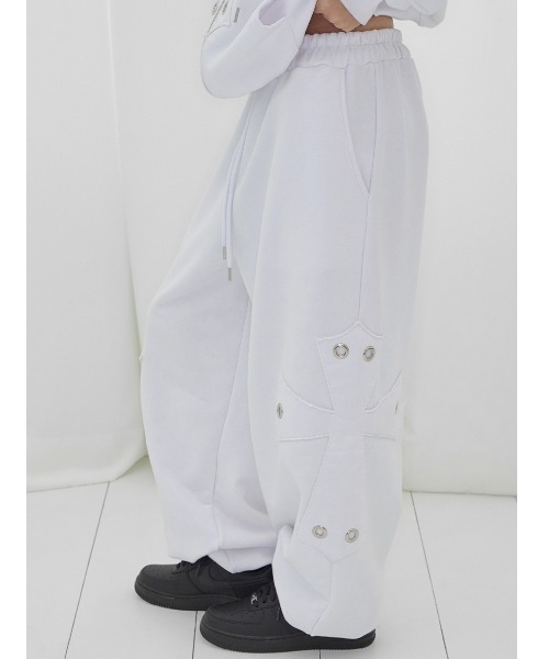 FANCY CLUB(ファンシークラブ)の「A'GEM/9 × .kom『FANCY CLUB/ファンシークラブ』BIG CROSS EYELET SWEATPANTS/ビッグクロス アイレットスウェットパンツ(スウェットパンツ・レディース・ホワイト/ブラック・FREE)」の1枚目の写真