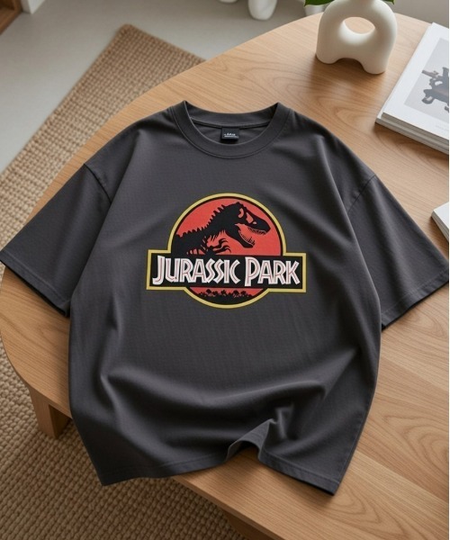 ALWAYS GOOD TIME（オルウェイズグッドタイム）の「【JURASSKPARK/ジュラシックパーク】ＵＳＤ加工プリント半袖Ｔシャツ/Movie Tee/ユニセックス（Tシャツ/カットソー・メンズ・ブラック系その他/アイボリー/ホワイト系その他/スミクロ・L/M/LL）」の4枚目の写真