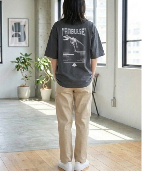 ALWAYS GOOD TIME（オルウェイズグッドタイム）の「【JURASSKPARK/ジュラシックパーク】ＵＳＤ加工プリント半袖Ｔシャツ/Movie Tee/ユニセックス（Tシャツ/カットソー・メンズ・ブラック系その他/アイボリー/ホワイト系その他/スミクロ・L/M/LL）」の5枚目の写真