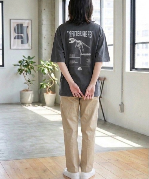 ALWAYS GOOD TIME（オルウェイズグッドタイム）の「【JURASSKPARK/ジュラシックパーク】ＵＳＤ加工プリント半袖Ｔシャツ/Movie Tee/ユニセックス（Tシャツ/カットソー・メンズ・ブラック系その他/アイボリー/ホワイト系その他/スミクロ・L/M/LL）」の6枚目の写真