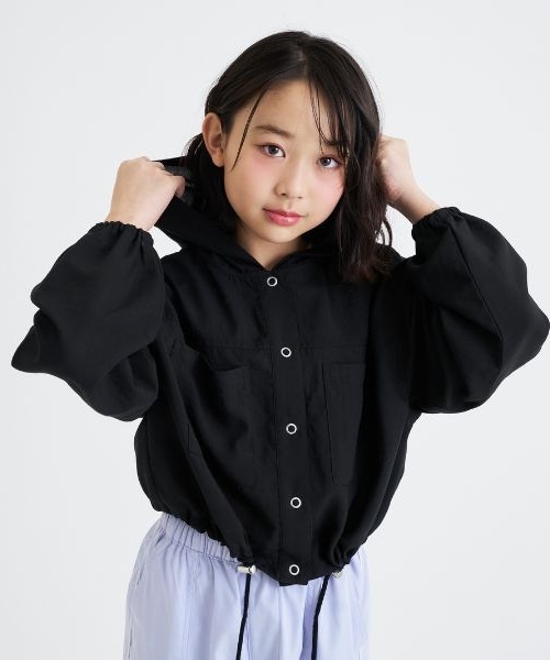 PINK-latte（ピンクラテ）の「【UV・接触冷感】ショート丈ブルゾン（ブルゾン・キッズ・オフホワイト/サックスブルー/ブラック/ライトピンク・140cm/120cm/160cm/150cm/130cm）」の2枚目の写真