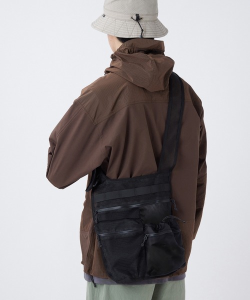 Snow Peak（スノーピーク）の「Snow Peak / Mesh Bag メッシュバッグ（ショルダーバッグ・メンズ・ダークオリーブ/ブラック・ONE SIZE）」の2枚目の写真