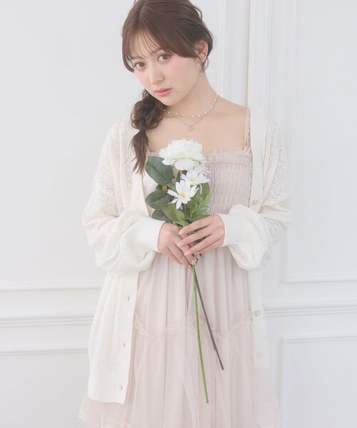 MAJESTIC LEGON(マジェスティックレゴン)の「レースアップスカシ柄ミディカーデ(カーディガン/ボレロ・レディース・ピンク/ライトグリーン/オフホワイト/ブルー・MEDIUM)」の9枚目の写真