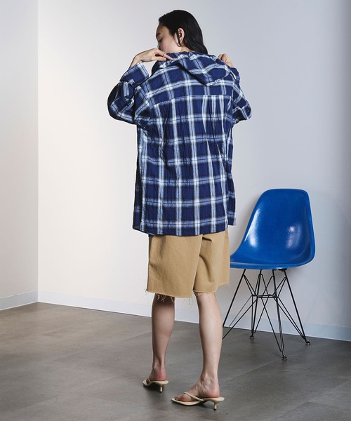 ROSE BUD(ローズバッド)の「HOODED CHECK SHIRT(シャツ/ブラウス・レディース・ホワイト/ネイビー・ONE SIZE)」の3枚目の写真