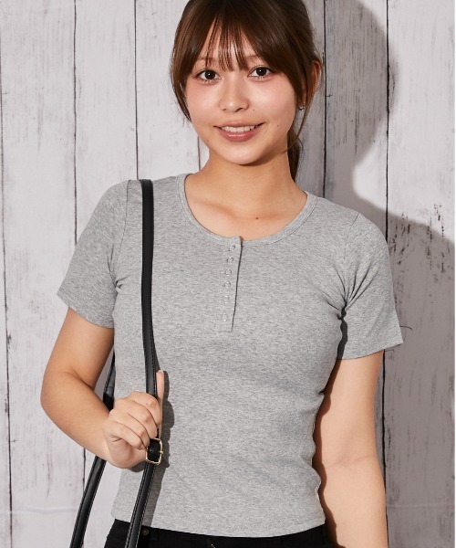 GORGE(ゴージ)の「《フロントボタン×テレコ素材》カットソー/カジュアル/Y2K/春夏/全5色(Tシャツ/カットソー・レディース・ブラック×ホワイト/マルチ/ブラック/杢グレー/オフホワイト・F)」の4枚目の写真