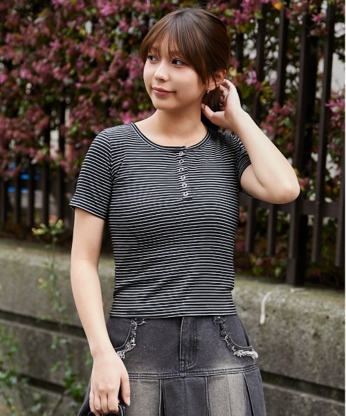 GORGE(ゴージ)の「《フロントボタン×テレコ素材》カットソー/カジュアル/Y2K/春夏/全5色(Tシャツ/カットソー・レディース・ブラック×ホワイト/マルチ/ブラック/杢グレー/オフホワイト・F)」の14枚目の写真