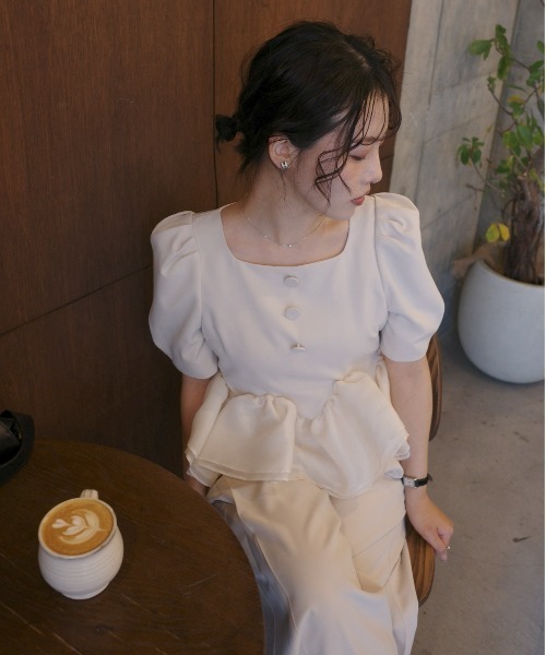 LE'RURE(リルアー)の「Whip peplum half sleeve tops(Tシャツ/カットソー・レディース・アイボリー/グレー/ブラック/ブラウン・MEDIUM/SMALL/LARGE)」の2枚目の写真