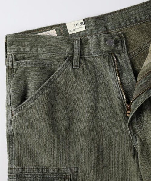 Levi's(リーバイス)の「【Levi's】478バギーカーゴ (ショートパンツ / ワーク / ヘリンボーン / リラックスフィット / 大人カジュアル)(その他パンツ・メンズ・グリーン・32inch/28inch/30inch/34inch)」の4枚目の写真
