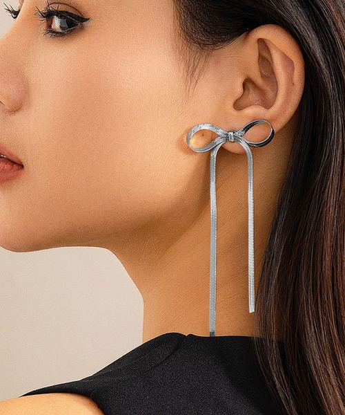 SORENA(ソレナ)の「リボンモチーフピアス(ピアス(両耳用)・レディース・シルバー/ゴールド・SMALL/LARGE)」の2枚目の写真