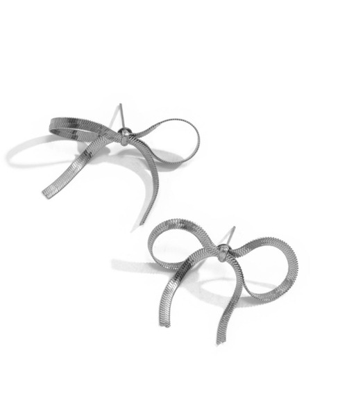 SORENA(ソレナ)の「リボンモチーフピアス(ピアス(両耳用)・レディース・シルバー/ゴールド・SMALL/LARGE)」の8枚目の写真