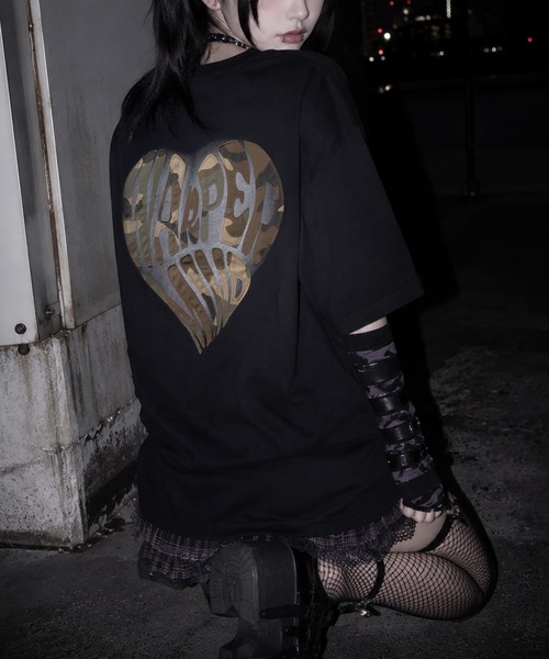 SlashDate(スラッシュデイト)の「【82】ワンポイント刺繍 スプレーハートロゴ クルーネックTシャツ/ユニセックス/レディース/メンズ(Tシャツ/カットソー・レディース・ブラウン/ホワイト/ブラック・L/M)」の2枚目の写真