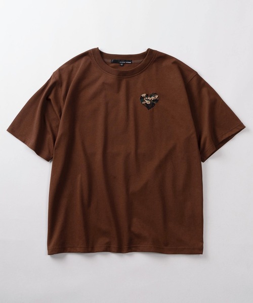 SlashDate(スラッシュデイト)の「【82】ワンポイント刺繍 スプレーハートロゴ クルーネックTシャツ/ユニセックス/レディース/メンズ(Tシャツ/カットソー・レディース・ブラウン/ホワイト/ブラック・L/M)」の4枚目の写真