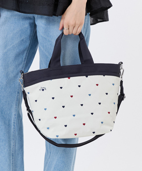 LeSportsac（レスポートサック）の「BUCKET TOTE トリコロールハートエンブロイダリー（トートバッグ・レディース・ホワイト・FREE）」の2枚目の写真
