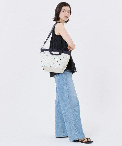 LeSportsac（レスポートサック）の「BUCKET TOTE トリコロールハートエンブロイダリー（トートバッグ・レディース・ホワイト・FREE）」の3枚目の写真