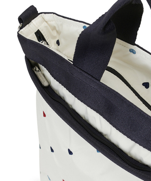 LeSportsac（レスポートサック）の「BUCKET TOTE トリコロールハートエンブロイダリー（トートバッグ・レディース・ホワイト・FREE）」の8枚目の写真