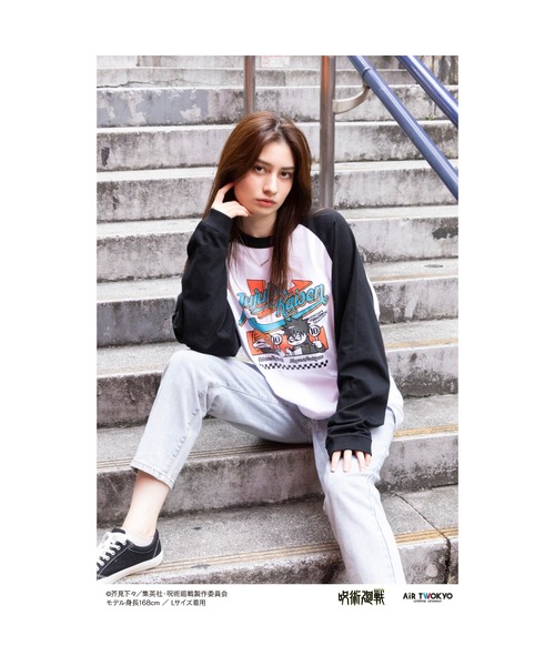 AIR TWOKYO(エアトゥーキョー)の「TVアニメ『呪術廻戦』第2期「渋谷事変」シーンイラストロングスリーブTシャツ1(ファミレス)(Tシャツ/カットソー・レディース・ホワイト×ブラック・X-LARGE/LARGE/MEDIUM)」の1枚目の写真