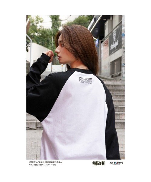 AIR TWOKYO(エアトゥーキョー)の「TVアニメ『呪術廻戦』第2期「渋谷事変」シーンイラストロングスリーブTシャツ1(ファミレス)(Tシャツ/カットソー・レディース・ホワイト×ブラック・X-LARGE/LARGE/MEDIUM)」の2枚目の写真