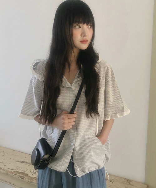LYEON（リヨン）の「サッカーギンガムチェックフード付き半袖シャツ（シャツ/ブラウス・レディース・ネイビー/ブルー・FREE）」の2枚目の写真