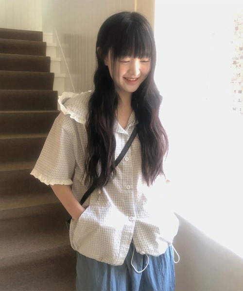LYEON（リヨン）の「サッカーギンガムチェックフード付き半袖シャツ（シャツ/ブラウス・レディース・ネイビー/ブルー・FREE）」の4枚目の写真