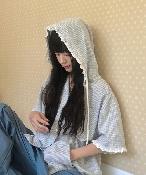 LYEON（リヨン）の「サッカーギンガムチェックフード付き半袖シャツ（シャツ/ブラウス・レディース・ネイビー/ブルー・FREE）」の6枚目の写真