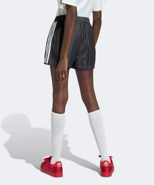 adidas（アディダス）の「アディダス オリジナルス サマーグロー デニムショーツ / ハーフパンツ / アディダスオリジナルス adidas Originals（デニムパンツ・レディース・ブラック・X-SMALL/SMALL/X-LARGE/MEDIUM/XX-LARGE/3XL/LARGE）」の2枚目の写真