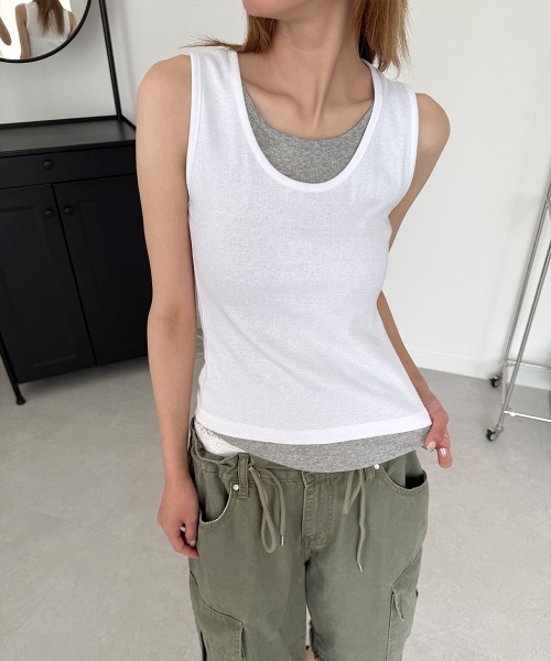 4INT.(フォイント)の「レイヤード風 配色 Uネック タンクトップ(タンクトップ・レディース・ブラック/ホワイト/グレー・FREE)」の2枚目の写真