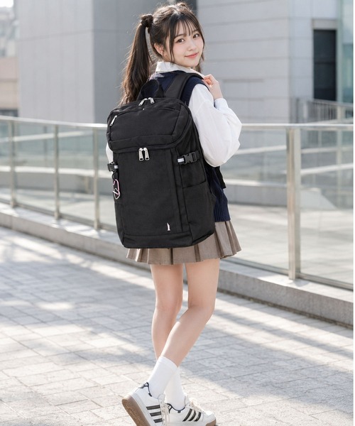 EASTBOY(イーストボーイ)の「【EASTBOY】2層式リュック カラビナ付 スクールバッグ 通学 鞄 バックパック(バックパック/リュック・レディース・ブラック×ピンク/ブラック×ブルー・FREE)」の3枚目の写真