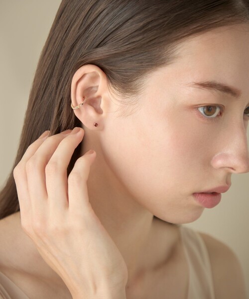 ete bijoux（エテビジュー）の「[ピース] K10YG ガーネット ピアス（ピアス（片耳用）・レディース・イエローゴールド・FREE）」の4枚目の写真