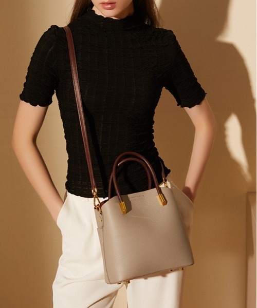 NiiNa(ニーナ)の「【 NiiNa / ニーナ 】高品質牛革3WAYバケットショルダーバッグ(ショルダーバッグ・レディース・ブラウン・FREE)」の2枚目の写真