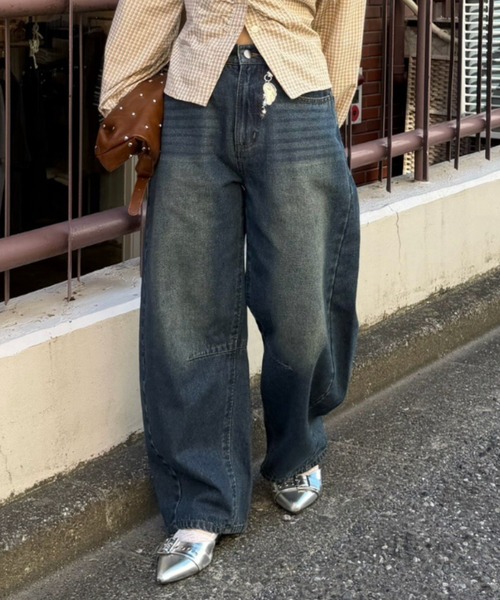 continuer de NICE CLAUP(コンティニューデナイスクラップ)の「チャーム付バレルレッグデニムPT(デニムパンツ・レディース・ブルー/ブラウン・SMALL/MEDIUM)」の2枚目の写真