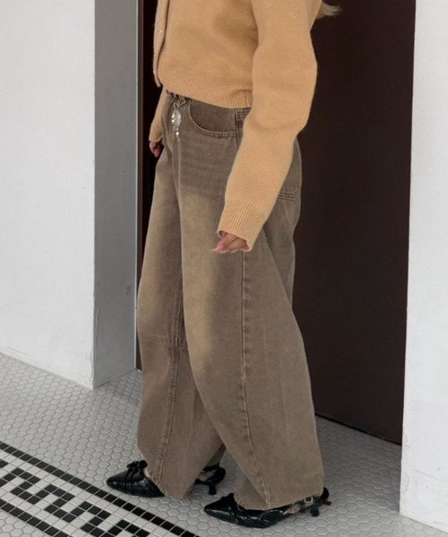 continuer de NICE CLAUP(コンティニューデナイスクラップ)の「チャーム付バレルレッグデニムPT(デニムパンツ・レディース・ブルー/ブラウン・SMALL/MEDIUM)」の7枚目の写真
