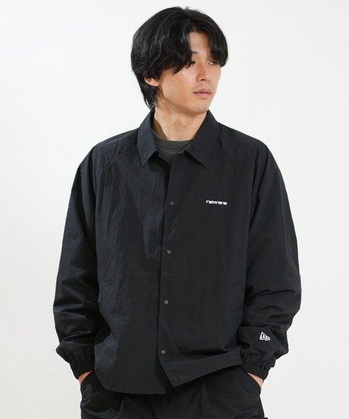 NEW ERA（ニューエラ）の「NEW ERA/ニューエラ NYLON COACH JCKET BLK 263 ジャケット 15129333（ナイロンジャケット・メンズ・ブラック・M/L/XL/XXL）」の2枚目の写真