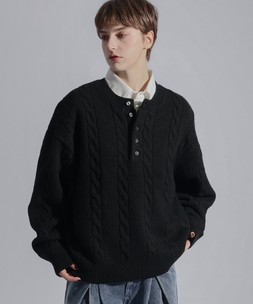 ELLUV（エルブ）の「【ELLUV/エルヴ】ウールミックス ヘンリーネックケーブルニットポロ（ニット/セーター・メンズ・ダークブルー/ブラック/チャコールグレー・L/M/S）」の2枚目の写真